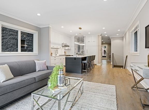 3rd image of 1323 W Wrightwood Ave #1