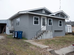 115 W 6th St, Flora, IL 62839