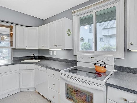 4th image of 8 Heritage Dr