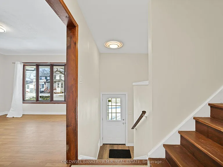 60 Albert St S — Photo 3