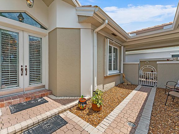 4th image of 2328 SW Longwood Drive