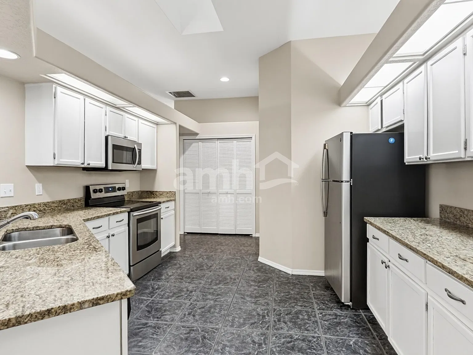 4 bed, 3.0 bath, 2534 sqft, $3,360 — Photo 3