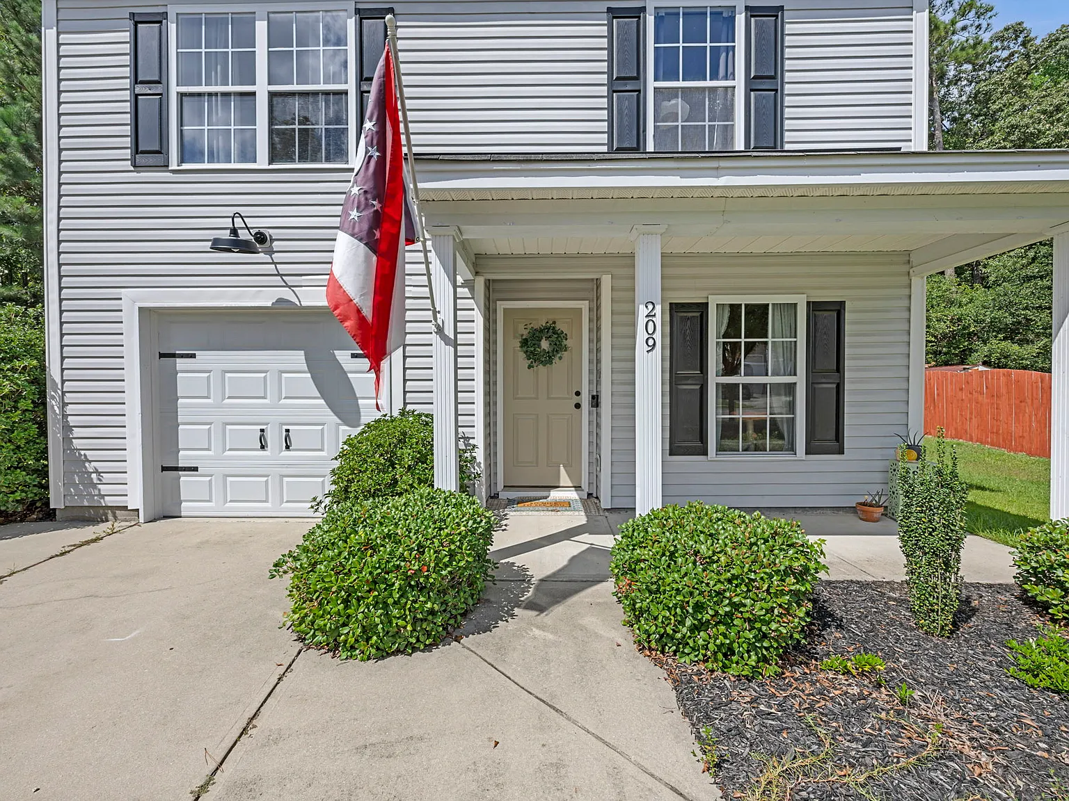 3 bed, 2.5 bath, 1638 sqft, $1,976 — Photo 2