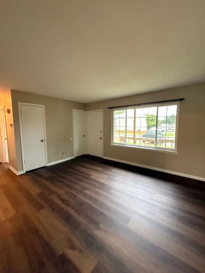 Available NOW-205 Glenwood Drive Apt 1- New LOOK - Move in special 1/2 off the first month rent w... — Photo 4
