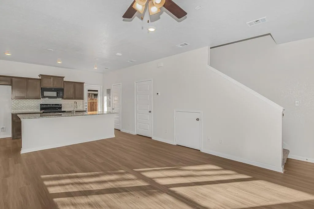 601 W 24th St — Photo 3