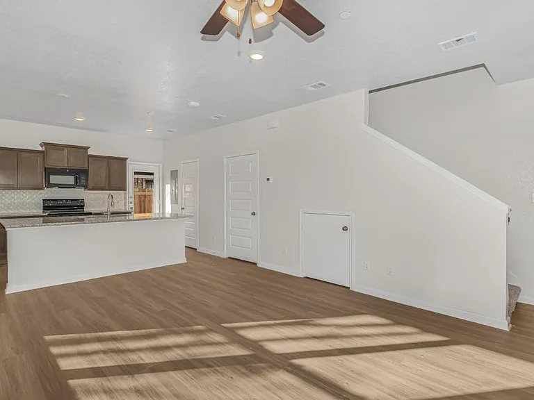 601 W 24th St — Photo 3