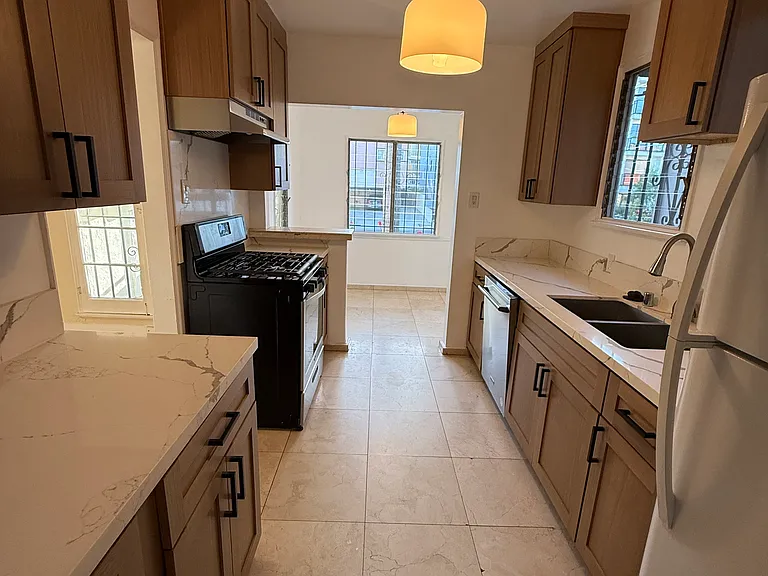 1060 S Corning St — Photo 31