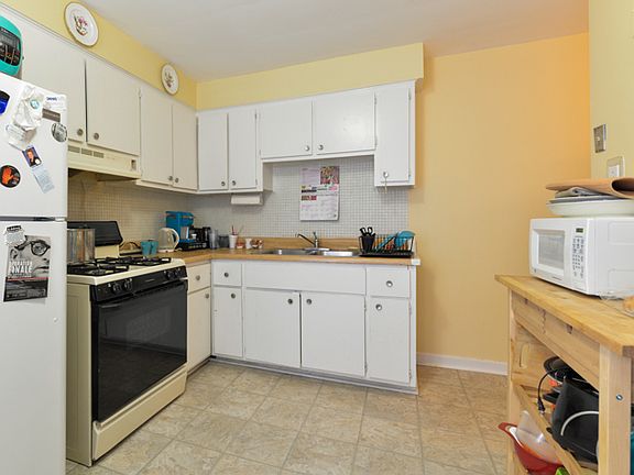 4th image of 4910 Louise St