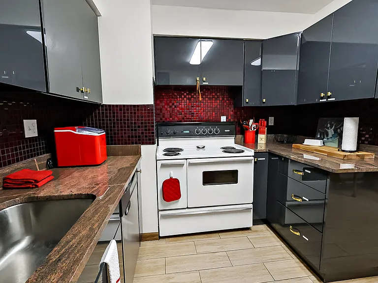 300 Tulip Ln — Photo 6