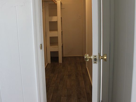 Walk in/thru closet in LL