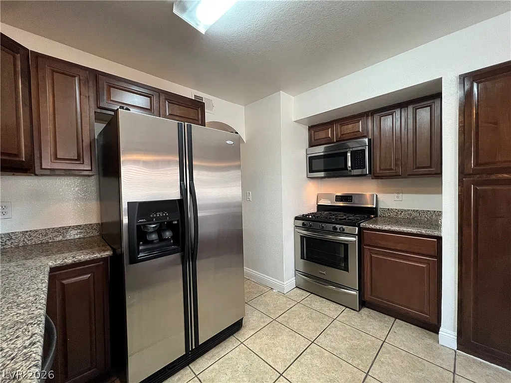3 bed, 2.0 bath, 1212 sqft, $1,400 — Photo 4
