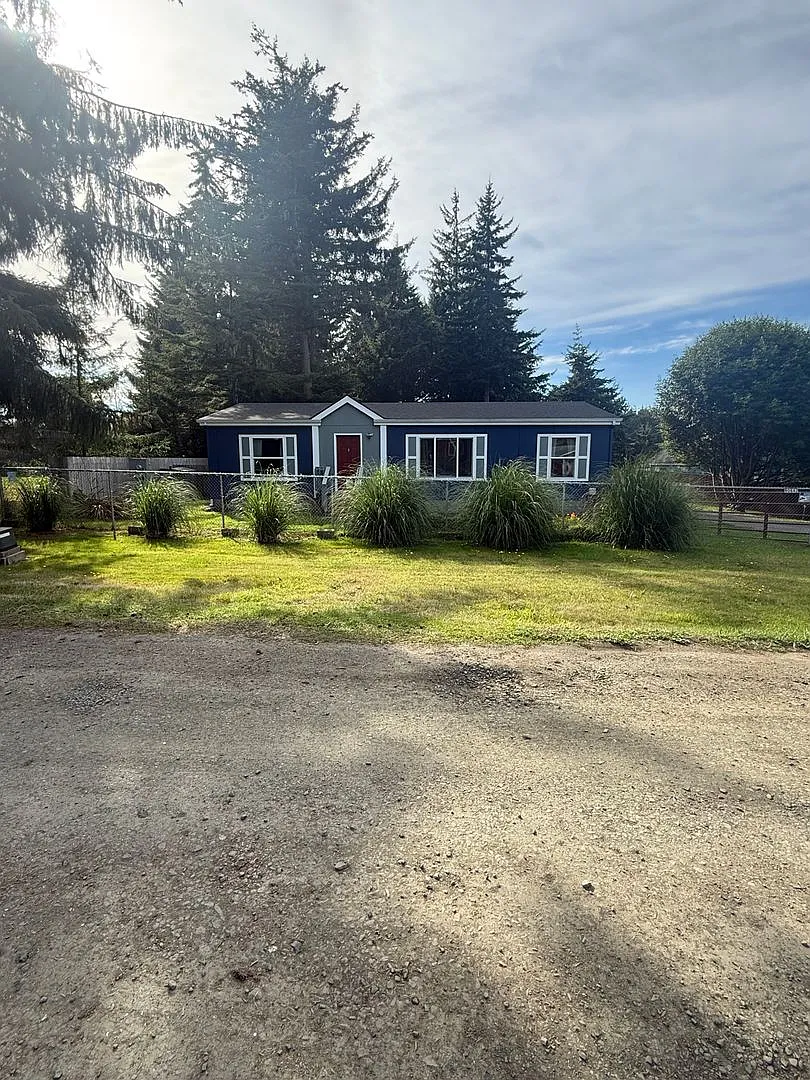 Spacious 3-Bedroom Home Near Charleston Marina with Fully Fenced Yard — Photo 1