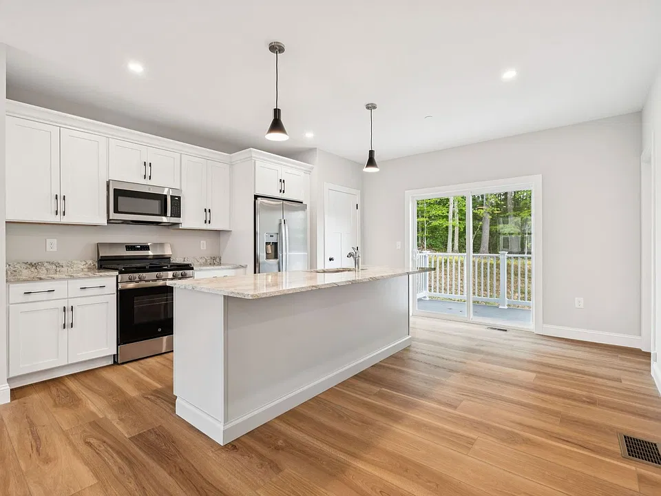 Bayberry Commons- 3 Bedroom 2.5 Bath Townhomes with 2 Car Garage