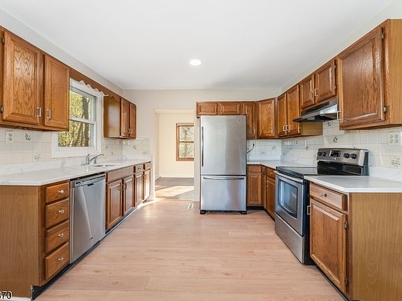 3rd image of 10 Glenn Ave