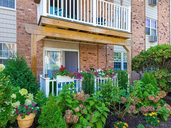 31 Bullocks Point Ave APT 2A, Riverside, RI 02915