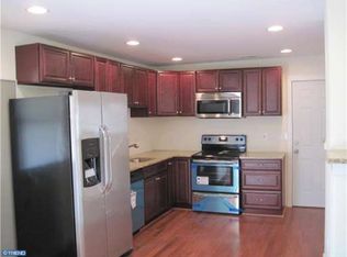 43 Orangewood Dr, Levittown, PA 19057