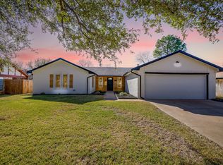 317 Northglen Dr, Hurst, TX 76054