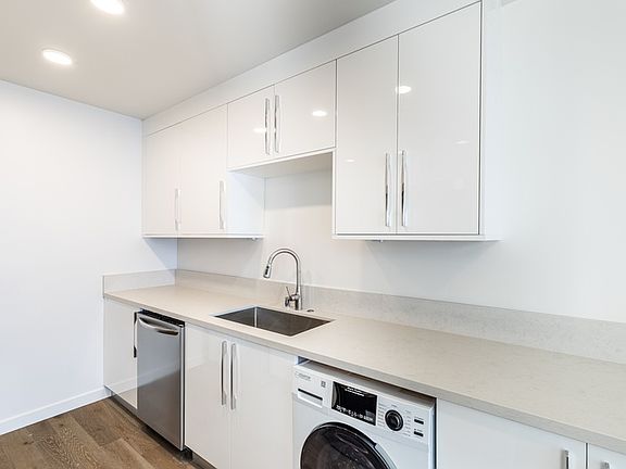 5th image of 1026 6th St APT A
