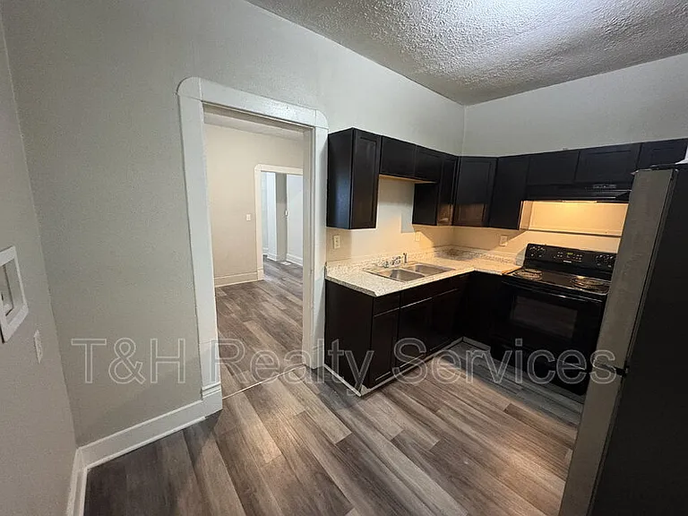 2116 Woodlawn Ave — Photo 9