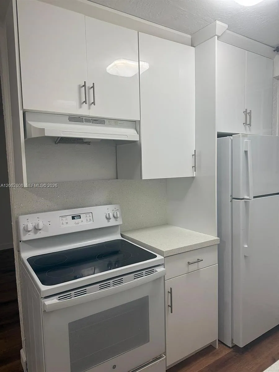 Building Photo - 160 NE 55th St #2