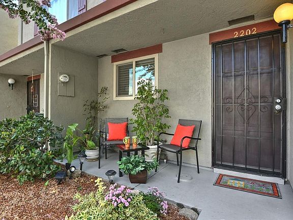 3rd image of 2202 Olivegate Ln