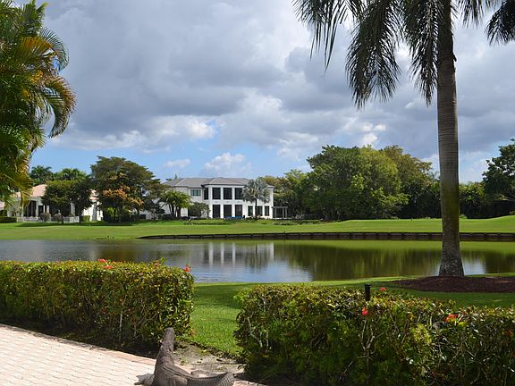 Home For Sale In Woodfield Country Club