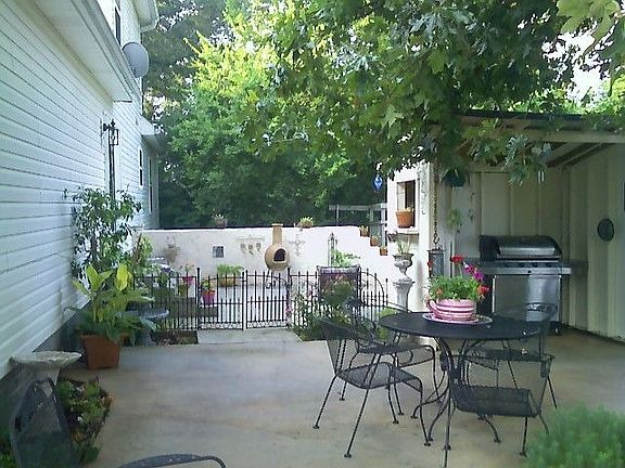 Walled Patio area.