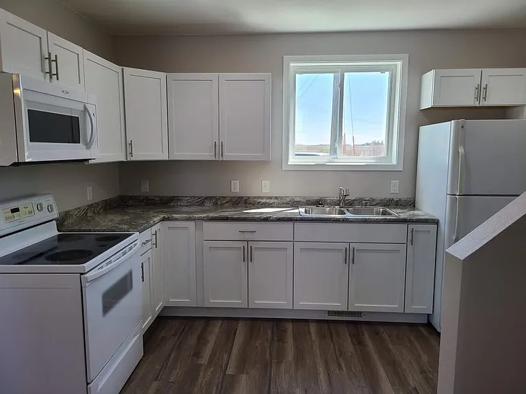 301 Spring St — Photo 2