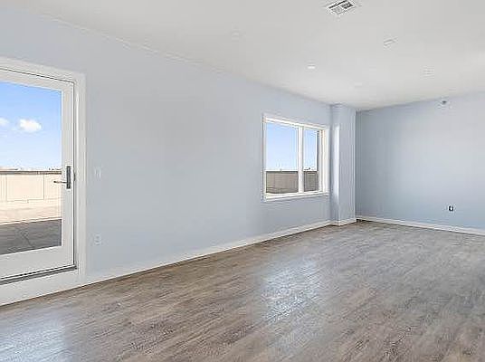 5th image of 2733 E 12th St #K