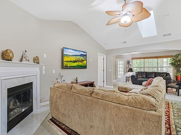 3rd image of 3456 Arrowhead Blvd.