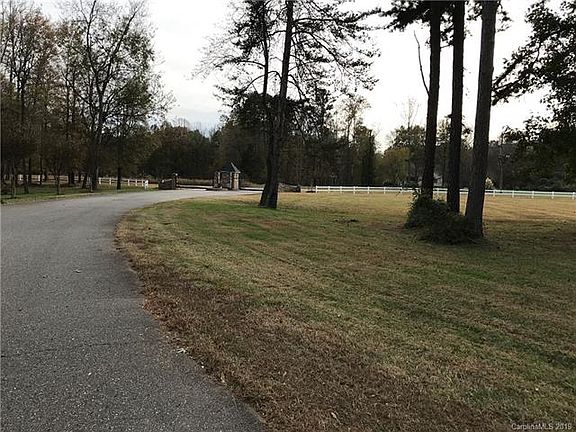 3rd image of 325 Bluff Ln