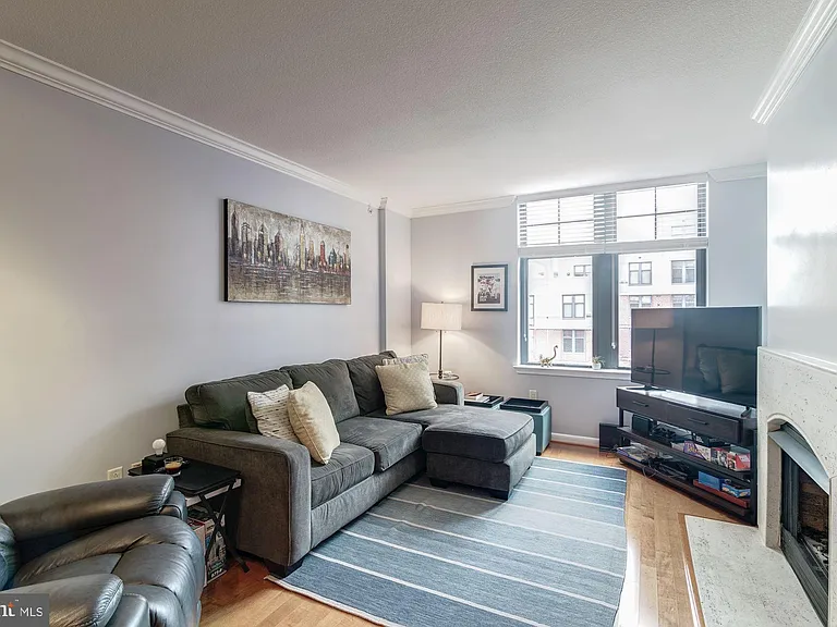 1021 N Garfield St #611 — Photo 13