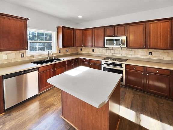 2nd image of 832 Brampton Way