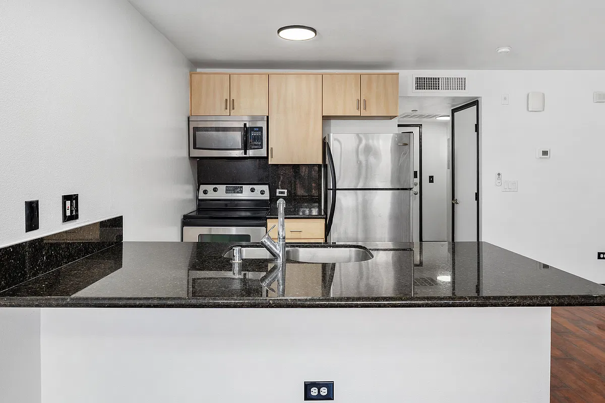 Studio, 585 sqft, $1,950 — Photo 4