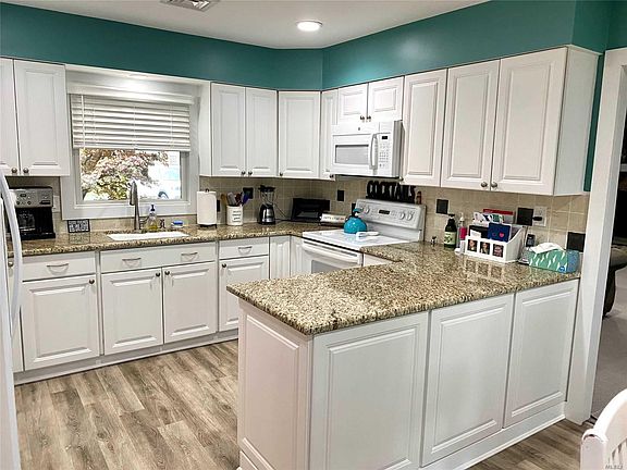 4th image of 11 Holly Hill Ln