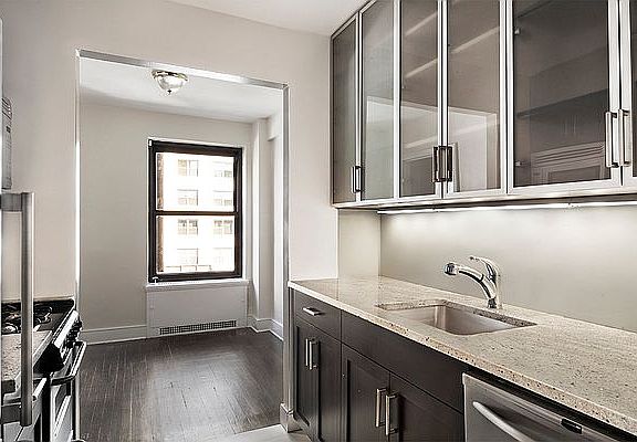 4th image of 56 7th Ave APT 4L