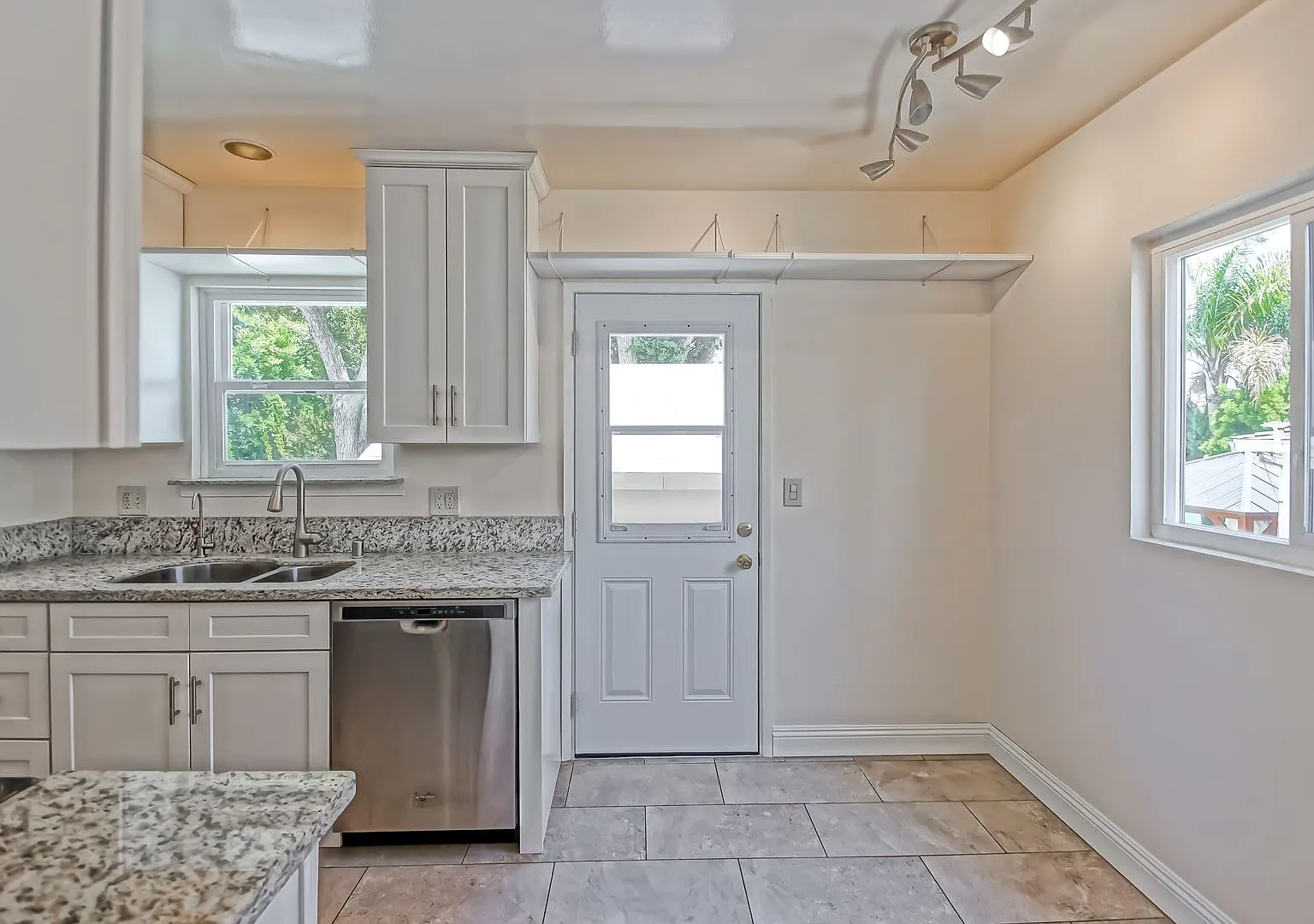 Charming, Bright & Airy 2br1.5ba Home (The Front Of 3 Detached Houses On Lot) W/ Private Fenced Y... — Photo 1