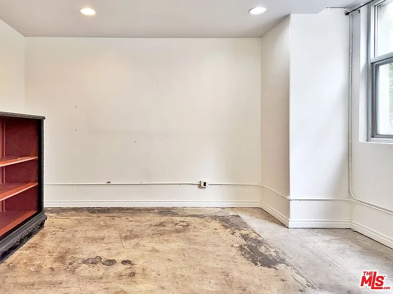 215 W 7th St #201 — Photo 12