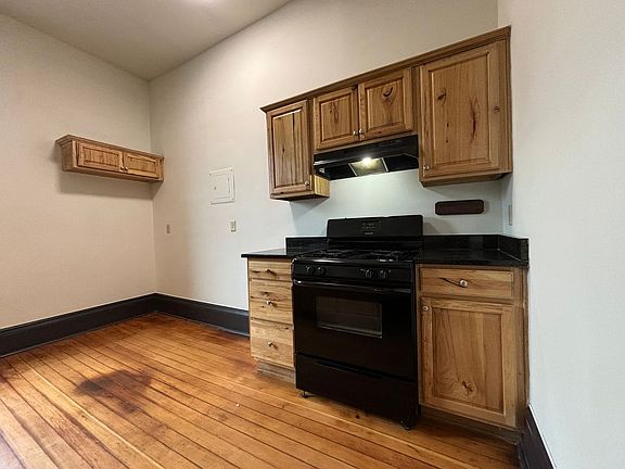 3rd image of 937 University Ave W APT 3