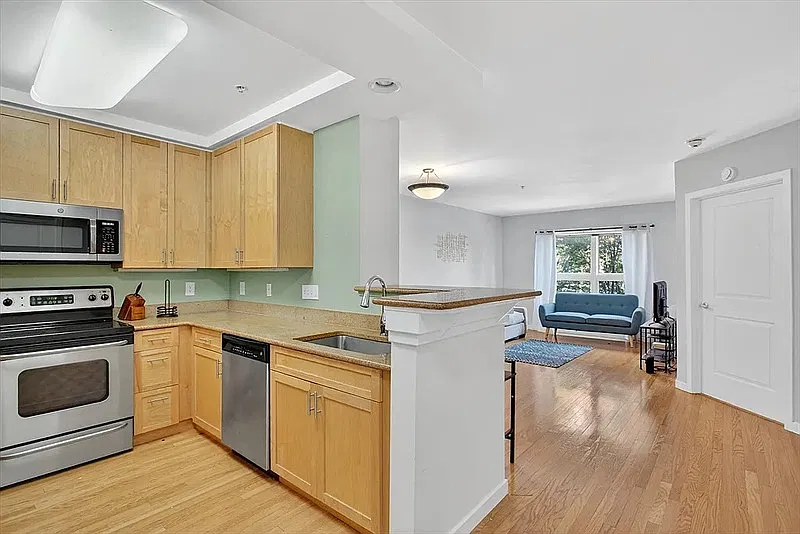 1 bed, 1.0 bath, 784 sqft, $1,740 — Photo 2