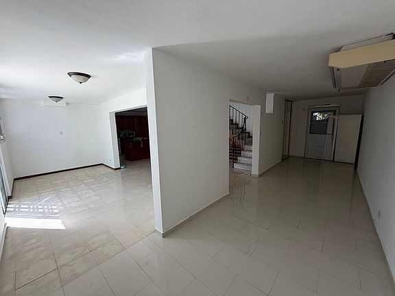 3rd image of Mar Coral Urb Villamar Calle 5 H E 183 #Blq