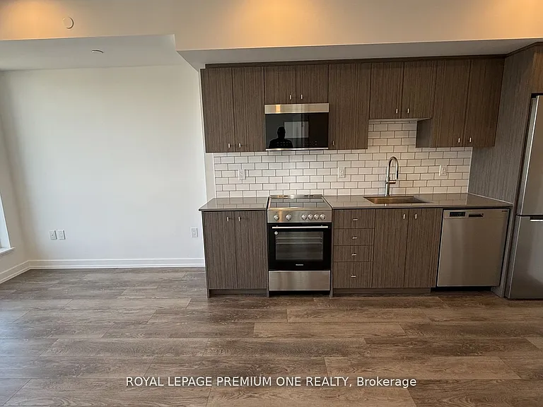 15 Wellington St S #2414 — Photo 4