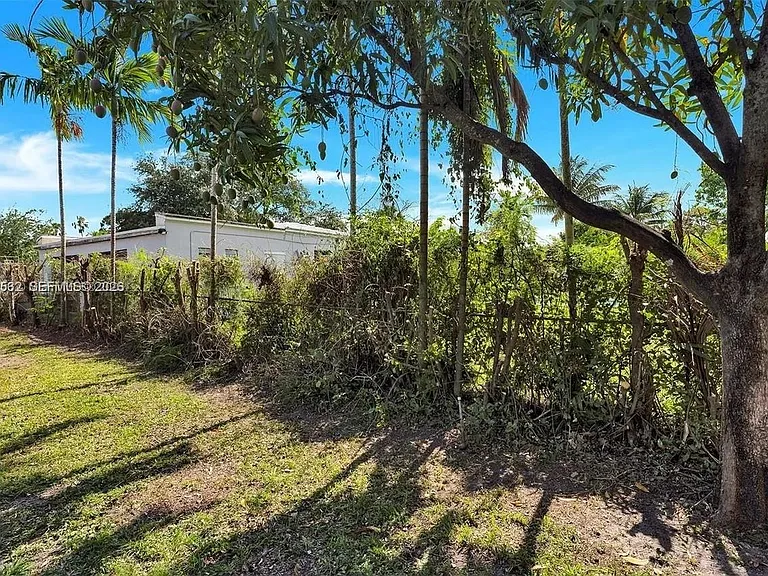 437 Swan Ave — Photo 11