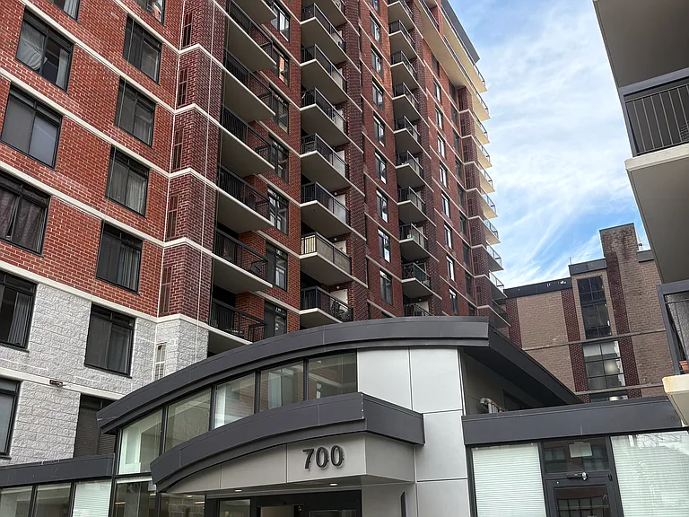 700 1st St #13L — Photo 3