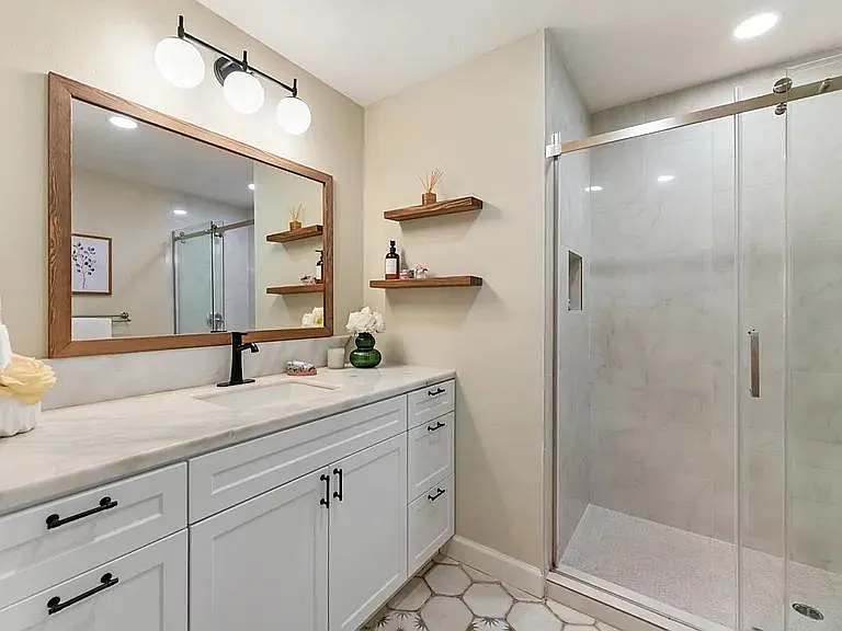 1121 Chino St. #5 — Photo 3