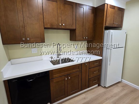 4th image of 117 Bond Ave