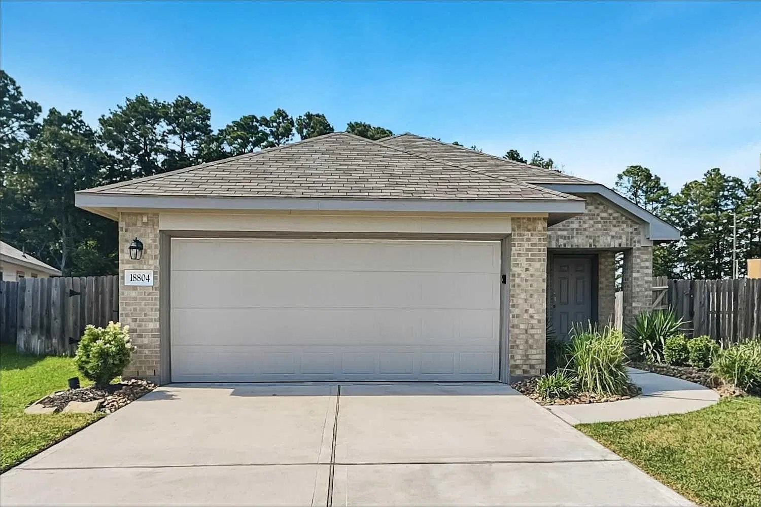 3 bed, 2.0 bath, 1250 sqft, $1,649 — Photo 1