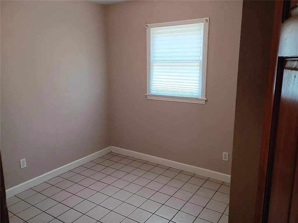3 bed, 1.0 bath, 864 sqft, $1,000 — Photo 4