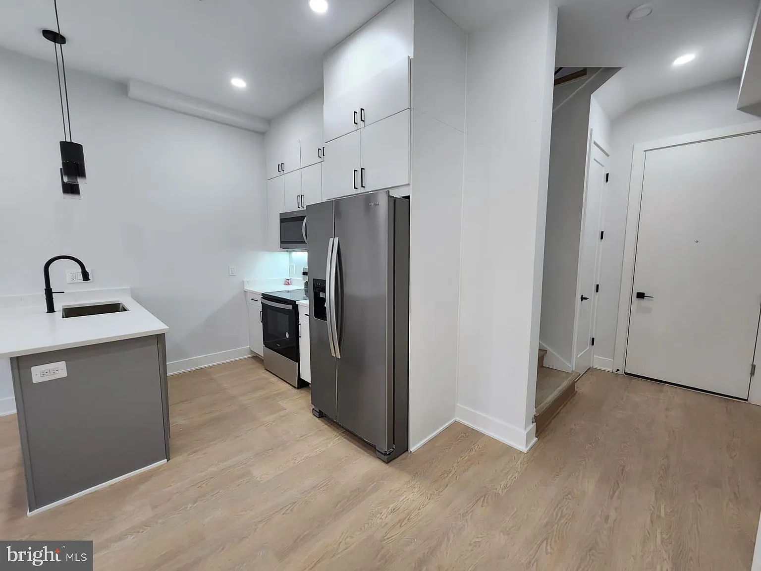 3 bed, 949 sqft, $5,500 — Photo 1
