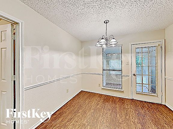 4th image of 811 W Lynn Creek Dr